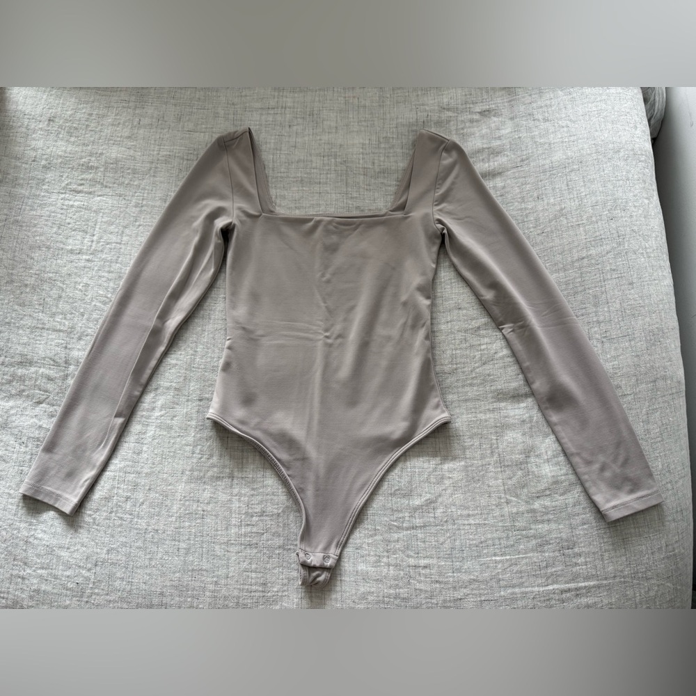 NWOT Aritzia Babaton - Original contour square neck bodysuit - Small